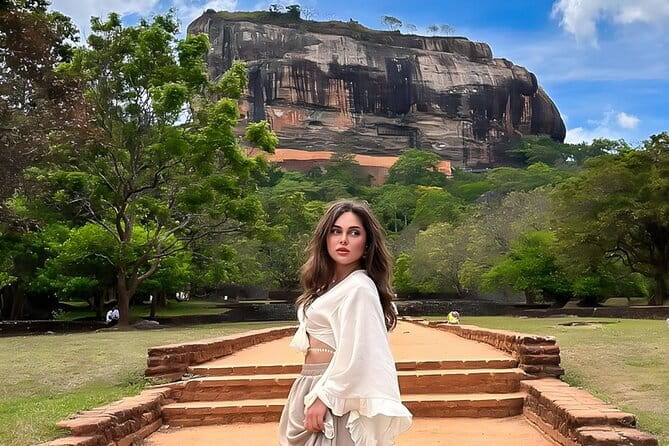 5 Day Sri Lanka Tour : Including Temple of Tooth & Sigiriya Trip - Day 2 in Kandy: Tooth Relic, Lakeside Calm, Botanical Gardens, and Dance