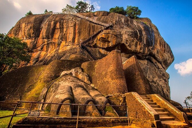 All-inclusive Sigiriya, Dambulla and Wildlife Safari from Colombo - Dambulla Golden Temple: Caves, Pilgrimage, and Big Names