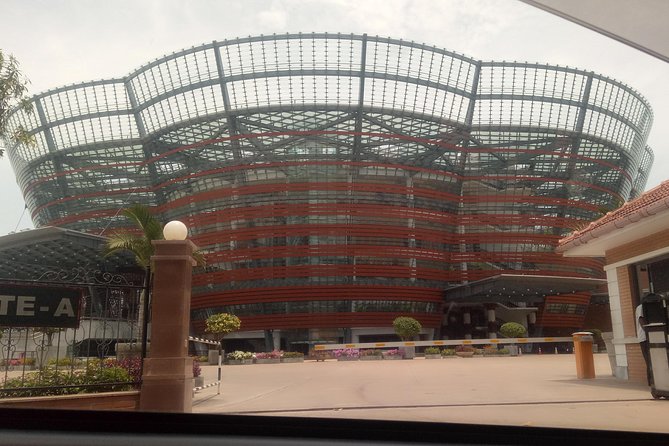 Colombo City Day Tour - Seema Malakaya at Beira Lake: short, calm, and different