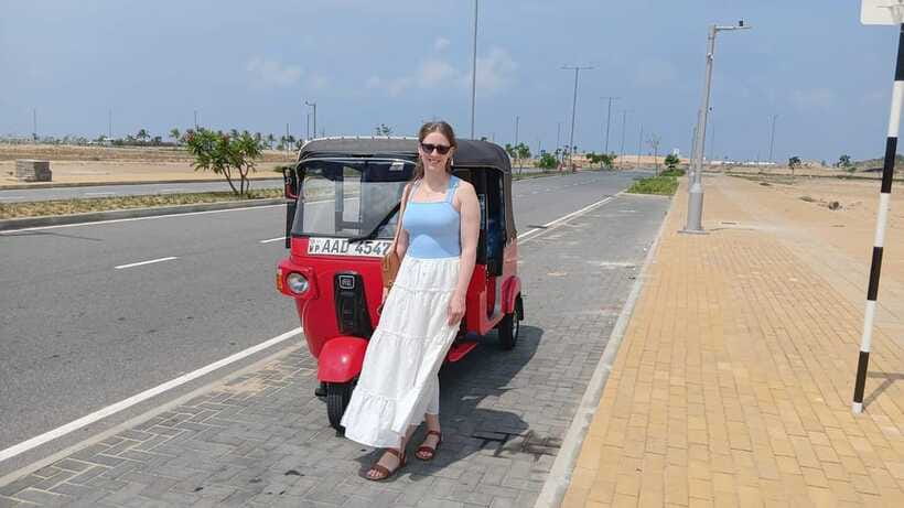 Colombo City Tour by Tuk-Tuk with Hotel Pickup - All Include - Galle Face Green and Lighthouse Gallery: ocean time plus a quick art pause