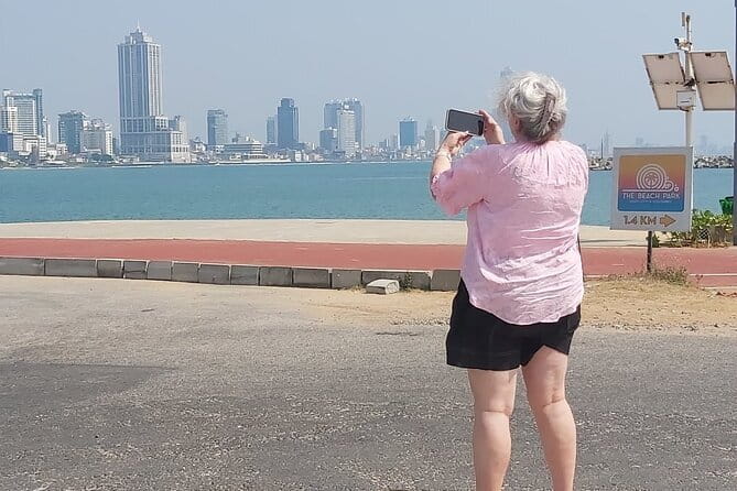 Colombo City Tour with Lunch/Dinner - All Inclusive - Comfort Extras: Coconut Water, WiFi, and Bottled Water