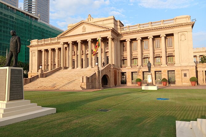Colombo City Tuk Tuk - Pettah and Old Town Hall: getting your bearings fast