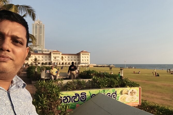 Colombo City Tuk Tuk - Colombo Fort and the railway station: a cleaner look at the city core