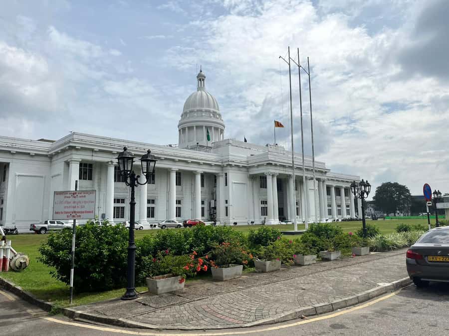 Colombo: Guided City Tour with Entry Tickets - Colombo orientation in 4 hours: Lighthouse, Fort, and clock-tower views
