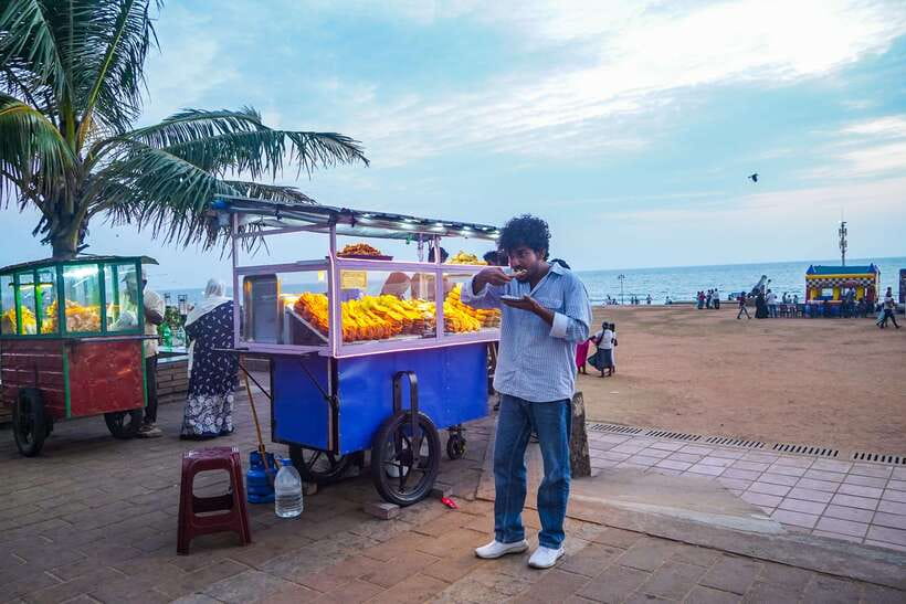 Colombo Local Food Tour by Tuk Tuk – All Inclusive - The first tasting stop: Ceylon tea and crispy street bites