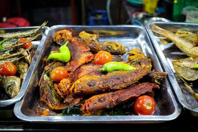 COLOMBO PRIVATE CITY TOUR WITH street food( All inclusive ) - The lunch decision: lump/lamp rice packets or a plate of koththu rotti