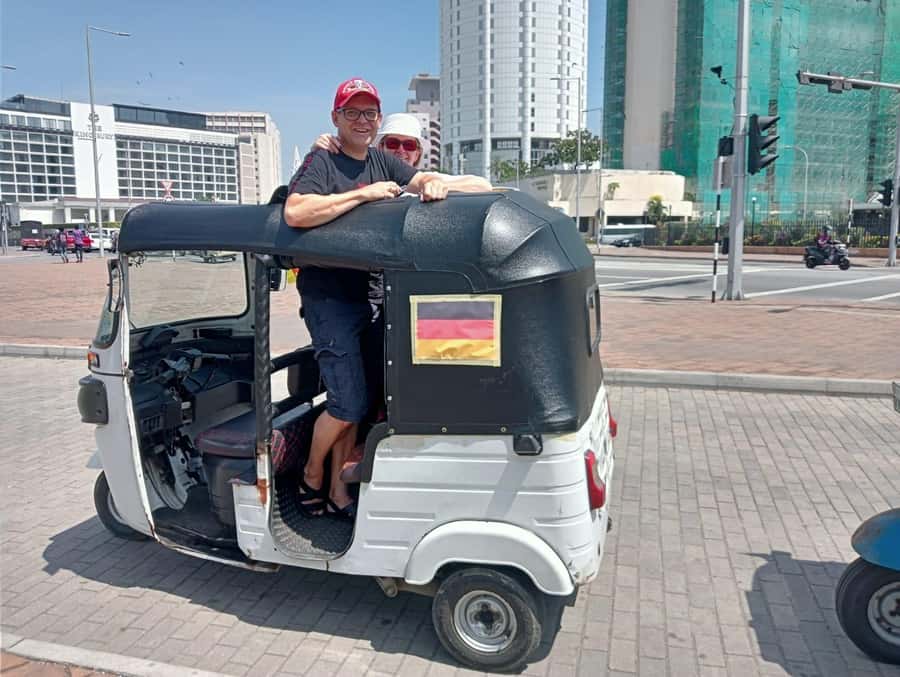 Colombo: Private Guided Tour of the City by Tuk-Tuk - Gangaramaya Temple and the Beira Lake-facing atmosphere