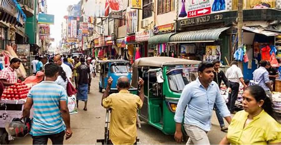 Colombo: Private Guided Tour of the City by Tuk-Tuk - Viharamahadevi Park, Independence Square, and Galle Face Green: open space with city context