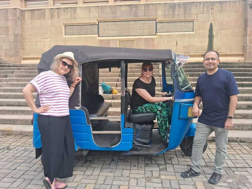 Colombo: Private Guided Tuk Tuk City Tour with Hotel Pickup - Tea tasting and king coconut water: small extras that matter