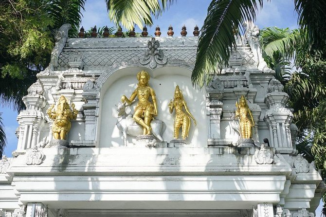 Colombo Private guideTour byTuk Tuk Morning Evening All inclusive - Beira Lake and National Memory: Gangaramaya and Independence Memorial Hall