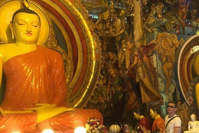 Colombo Private guideTour byTuk Tuk Morning Evening All inclusive - Lotus Tower, Floating Market, Cargills Building, and Dutch Hospital
