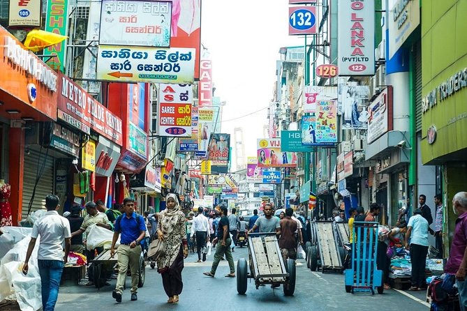 Colombo Private guideTour byTuk Tuk Morning Evening All inclusive - Pettah Stops: Sri Ponnambalam Vanesar Kovil, the Local Market, and Jami Ul-Alfar