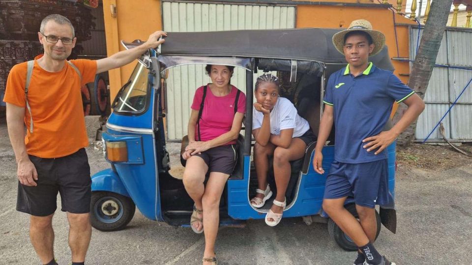 Colombo: Sightseeing Tour by Tuk Tuk Safari - All Inclusive - Sea breeze and street-life photos: Galle Face Green