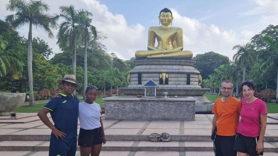 Colombo: Sightseeing Tour by Tuk Tuk Safari - All Inclusive - Parks and monuments: Viharamahadevi Park and Independence Square