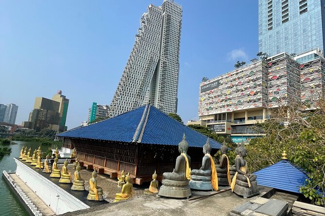 Colombo Tuk Tuk City Tour - Gangaramaya and the park-and-monument run