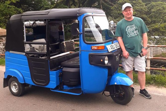 Colombo Tuk Tuk City Tour -Sightseeing Entry Fees & Food Included - Gangaramaya, memorials, and the Independence Square feeling
