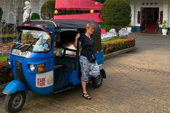 Explore Colombo by Tuk Tuk Morning & evening (Private Tours) - Seema Malakaya Temple on Lake Beira: a quiet pause in the middle of town