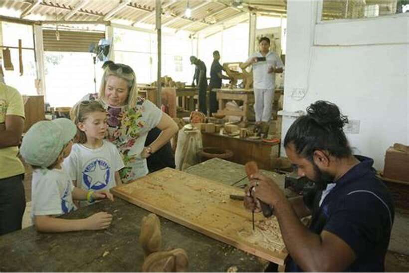 From Colombo: Kandy Temples and Pinnawala Full-Day Tour - Tooth Relic Temple in Kandy: Shoes, Knees, and Big Sacred Focus