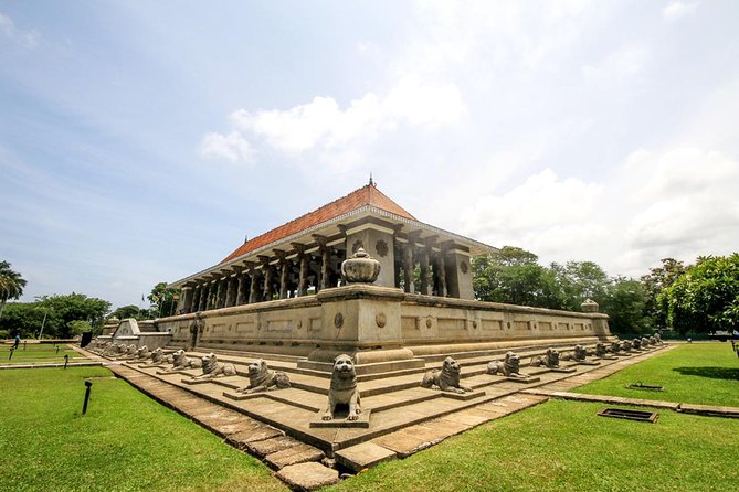 Full-Day Colombo City Tour (Private Car) - Diyatha Uyana (and a lake break that resets your pace)