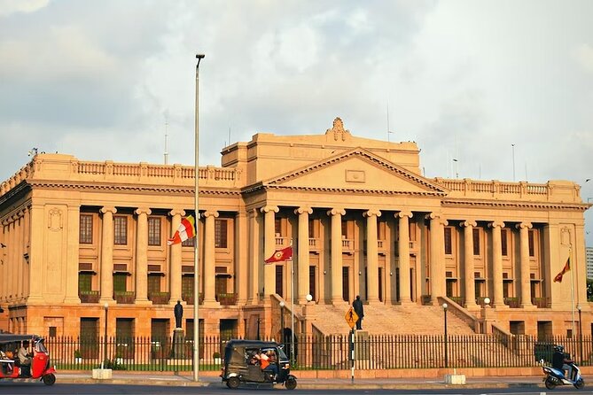 Half Day City Tour of Colombo - Sri Ponnambala-waneswaram Temple: South Indian granite and Shiva