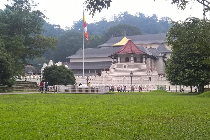 Kandy Day Tour From Colombo - Inside the Temple of the Sacred Tooth Relic