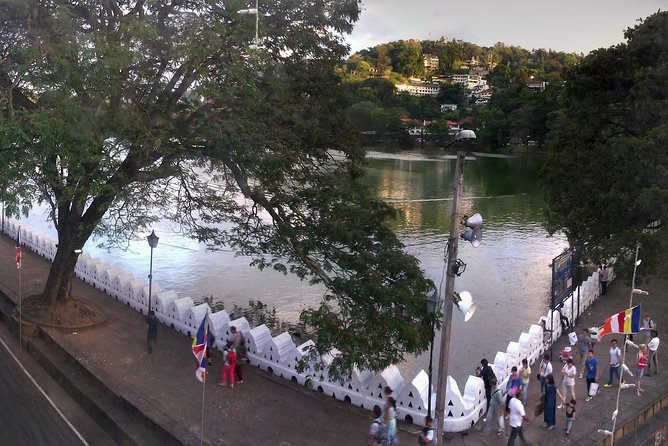 Kandy Full-Day Tour - Kandy Crafts and Rooftop Lunch: A Good Break in the Middle