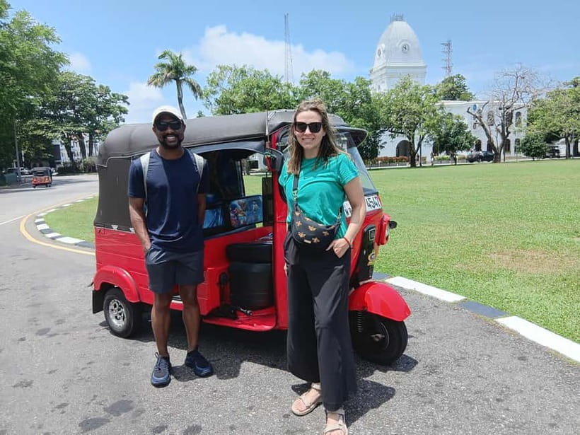 Personal Guided Colombo City Tour by Tuk Tuk - All Inclusive - The Red Mosque and Sri Ponnambalam Vanesar Kovil: faith stops done right